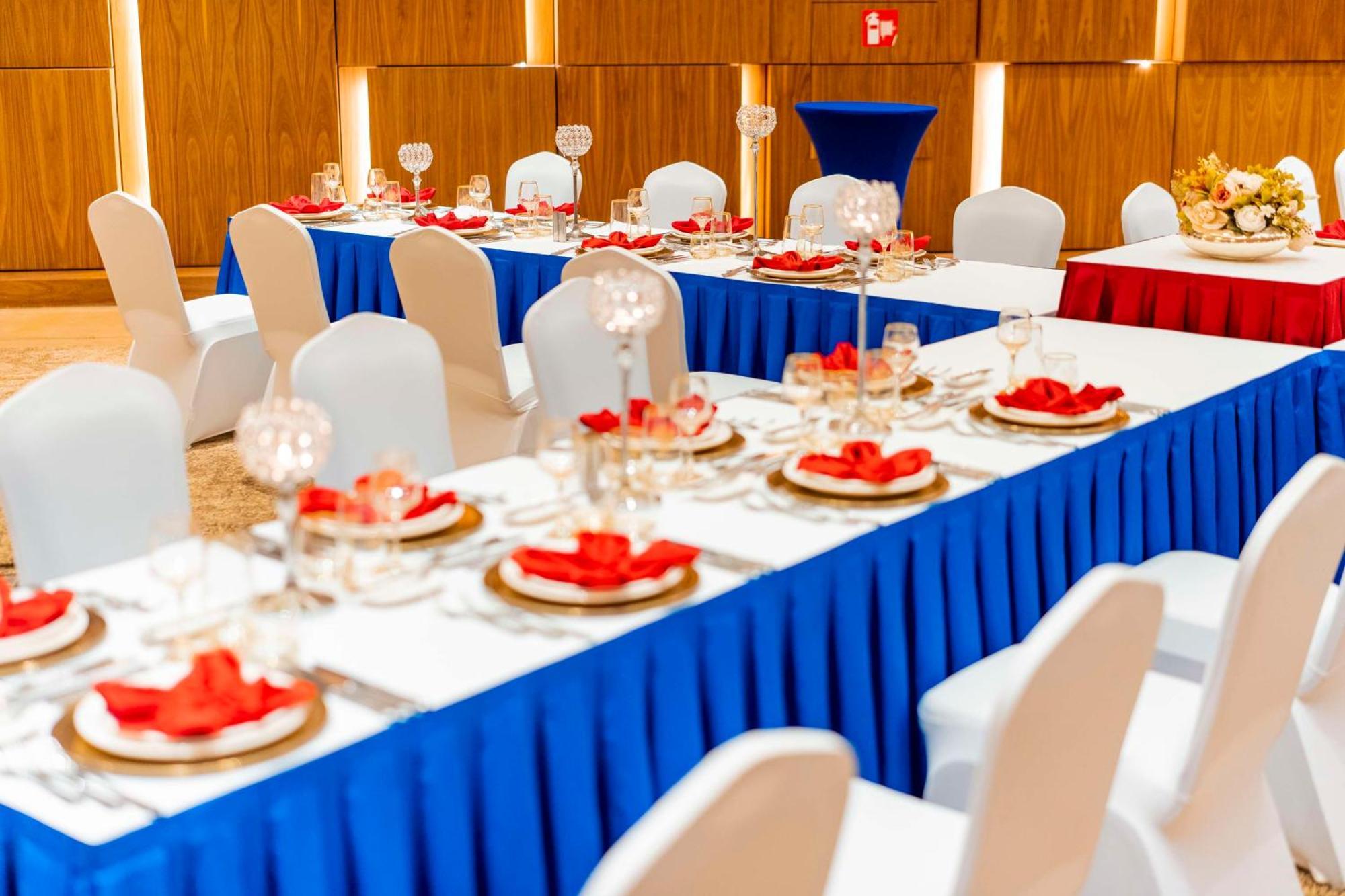 Radisson Blu Hotel & Conference Center, ニアメ エクステリア 写真